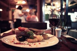 Quel restaurant contacter pour manger un midi  